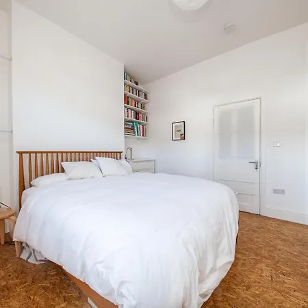 Stylish And Modern 1bd In East דירה