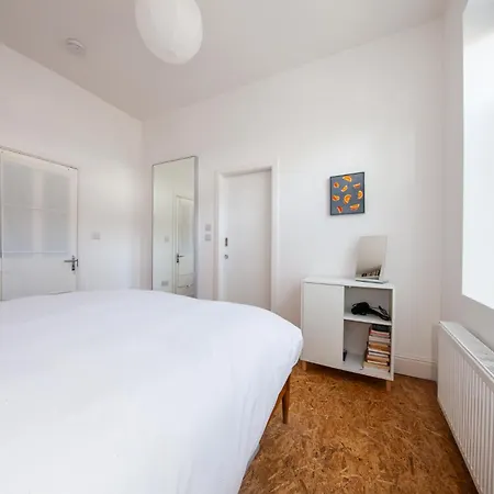 Stylish And Modern 1bd In East アパート ダブリン